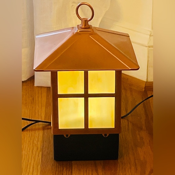 Rechargeable Mission Style Copper Lantern Table Lamp In Working Condition - Picture 10 of 10
